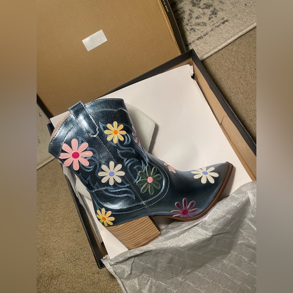 Betsey Johnson 🌸🌼 Teddy Daisy western Floral Embellished Cowboy boots NIB NWT - Picture 7 of 10